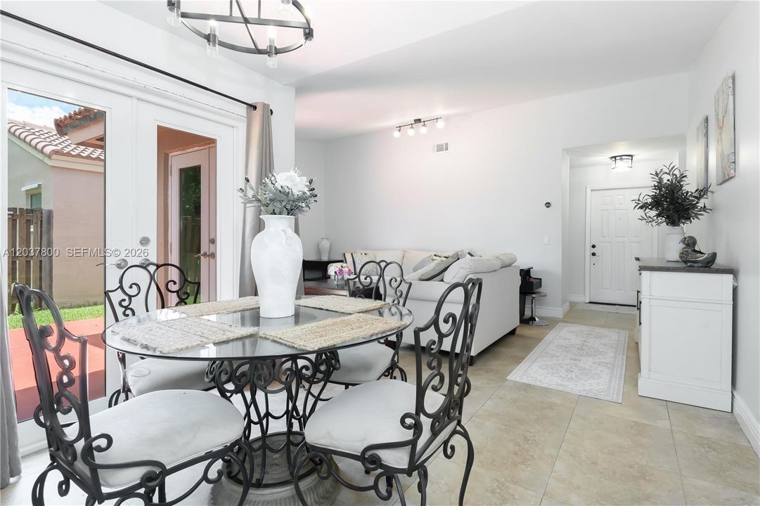 For Sale: $505,000 (2 beds, 2 baths, 1090 Square Feet)