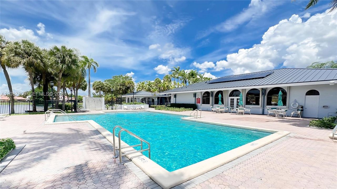 For Sale: $505,000 (2 beds, 2 baths, 1090 Square Feet)