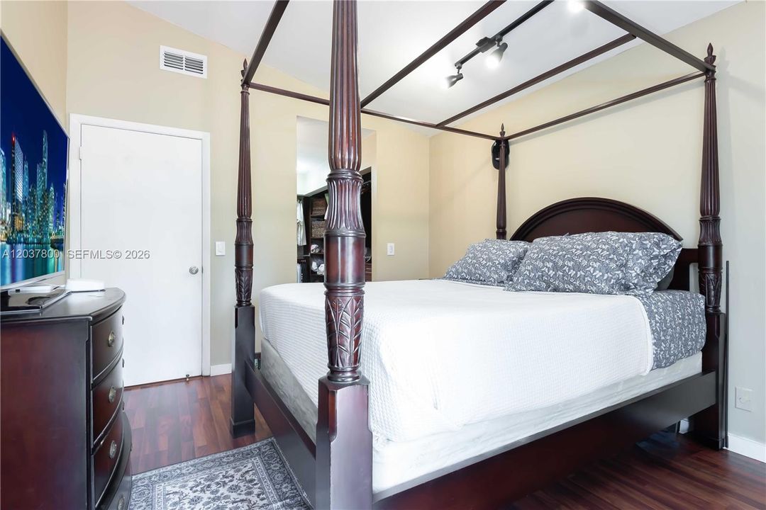 For Sale: $505,000 (2 beds, 2 baths, 1090 Square Feet)