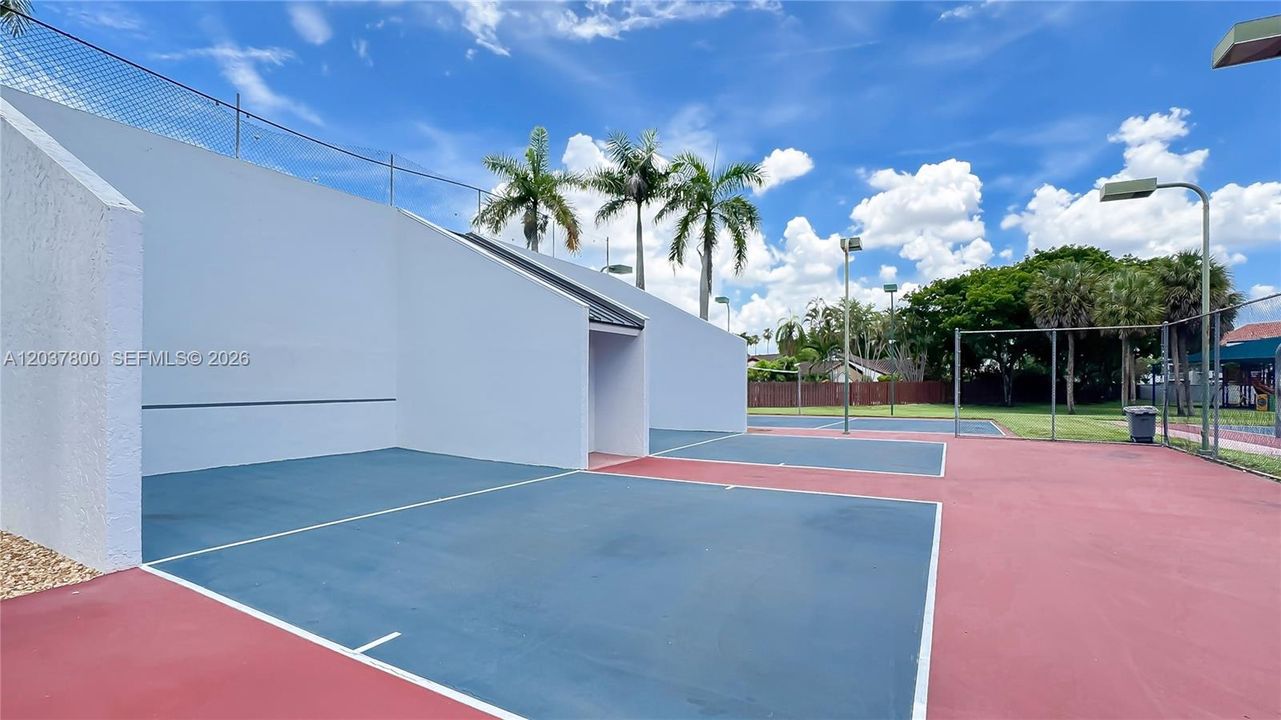 For Sale: $505,000 (2 beds, 2 baths, 1090 Square Feet)
