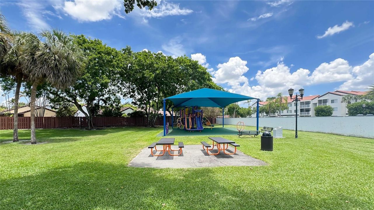 For Sale: $505,000 (2 beds, 2 baths, 1090 Square Feet)