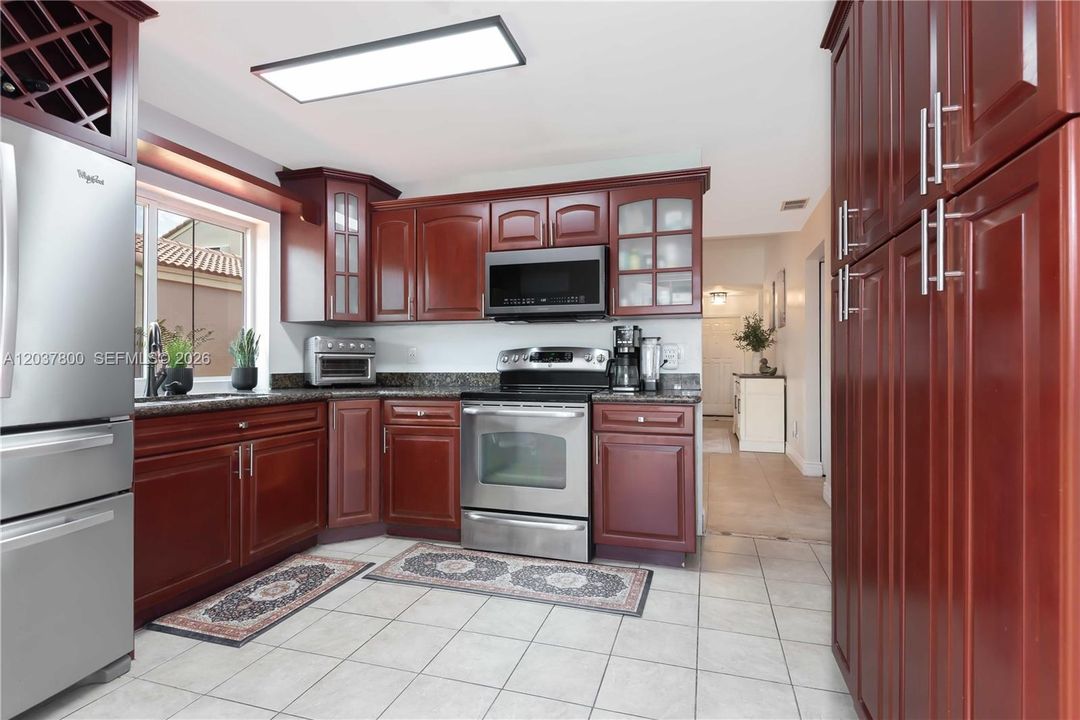 For Sale: $505,000 (2 beds, 2 baths, 1090 Square Feet)