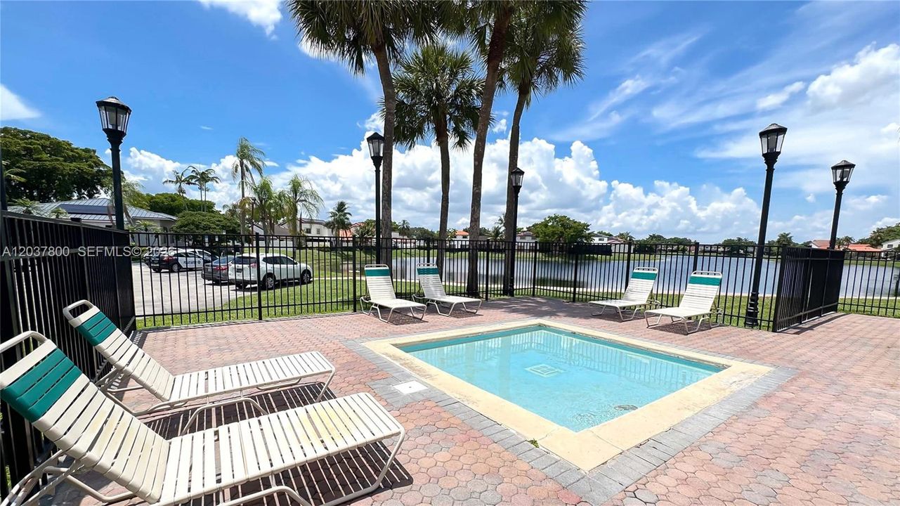 For Sale: $505,000 (2 beds, 2 baths, 1090 Square Feet)