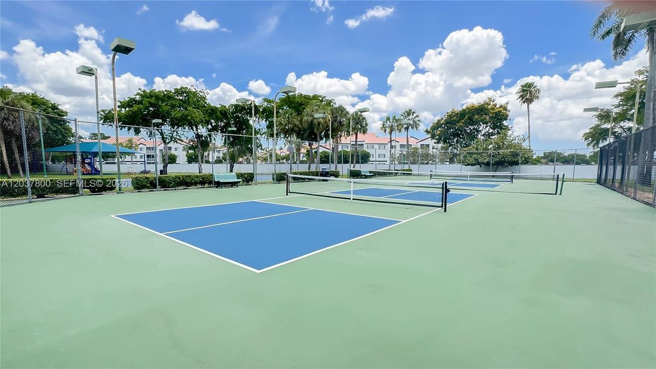 For Sale: $505,000 (2 beds, 2 baths, 1090 Square Feet)