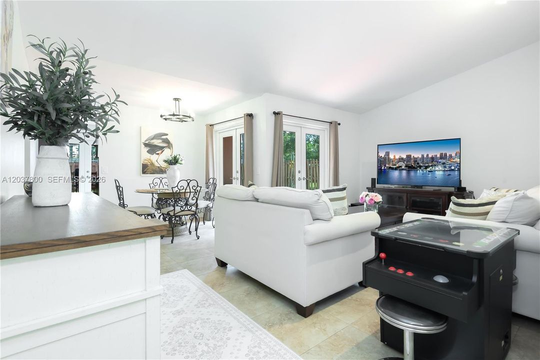 For Sale: $505,000 (2 beds, 2 baths, 1090 Square Feet)