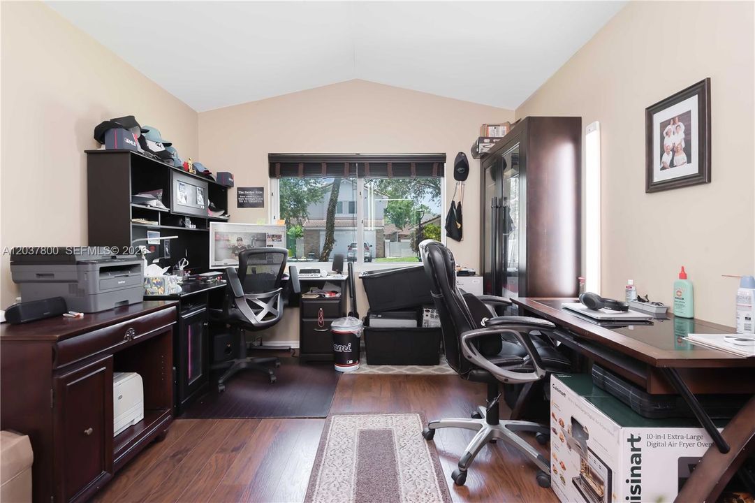 For Sale: $505,000 (2 beds, 2 baths, 1090 Square Feet)
