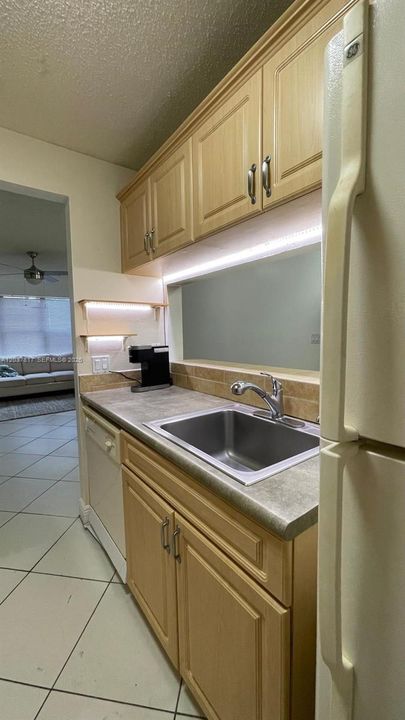 В аренду: $1,700 (2 спален, 1 ванн, 902 Квадратных фут)