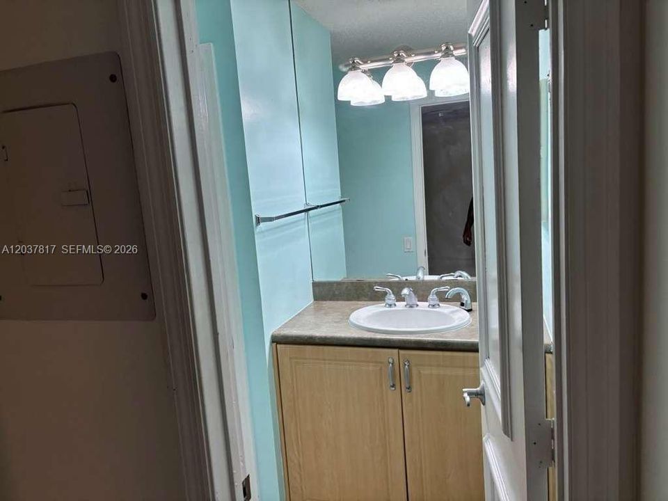 В аренду: $1,700 (2 спален, 1 ванн, 902 Квадратных фут)