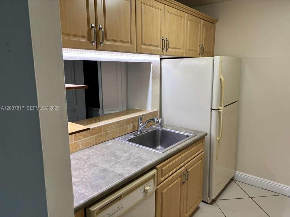 В аренду: $1,700 (2 спален, 1 ванн, 902 Квадратных фут)