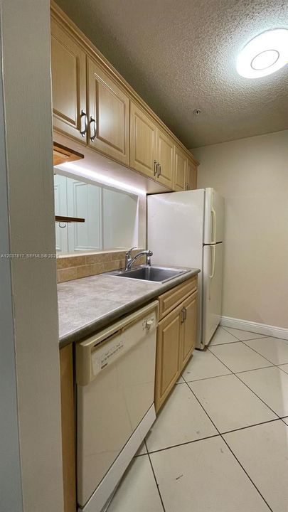 В аренду: $1,700 (2 спален, 1 ванн, 902 Квадратных фут)