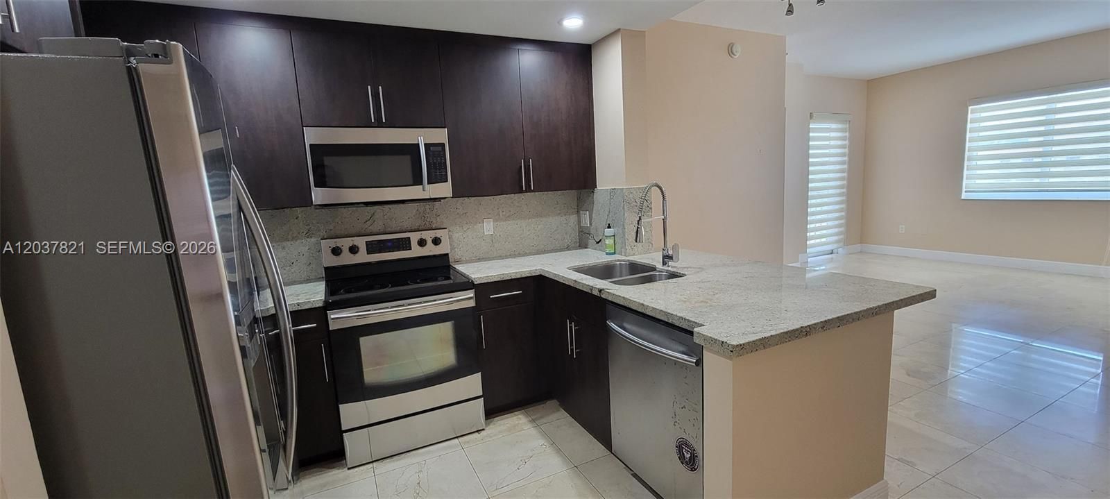 В аренду: $3,750 (2 спален, 2 ванн, 1114 Квадратных фут)