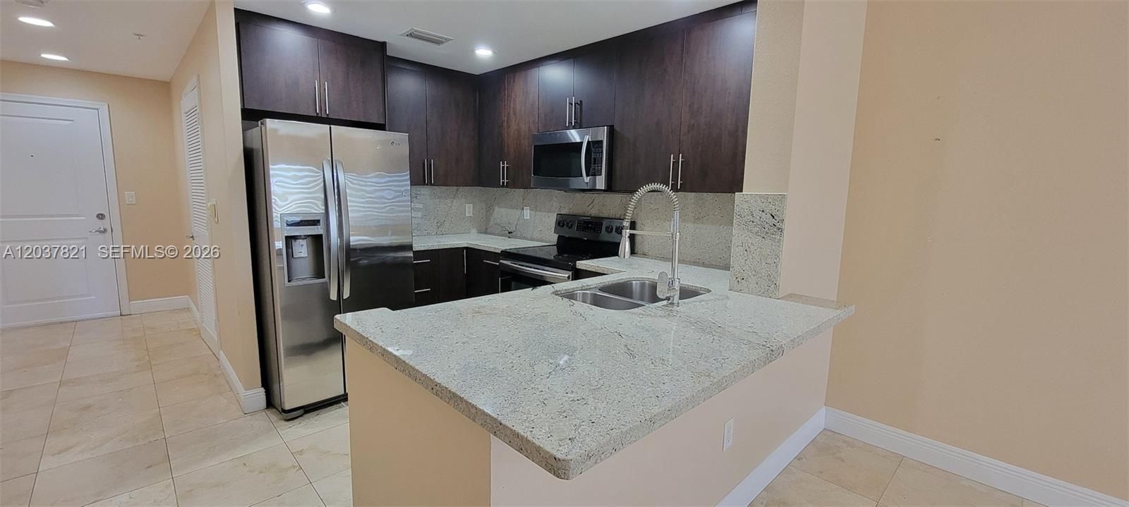 В аренду: $3,750 (2 спален, 2 ванн, 1114 Квадратных фут)