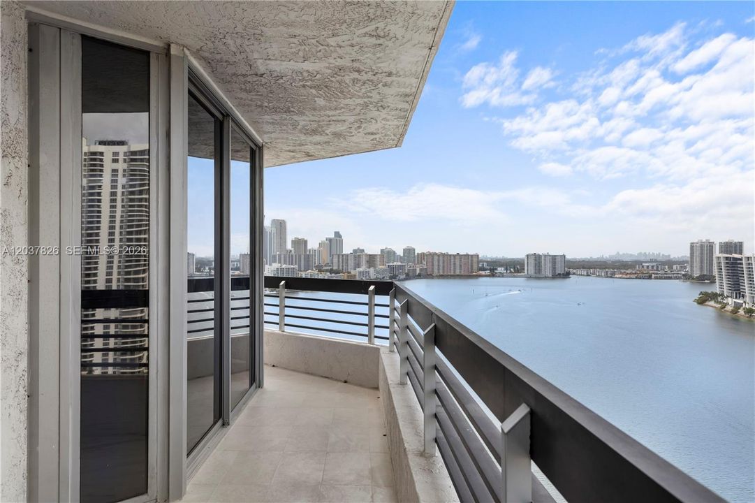 For Sale: $850,000 (2 beds, 2 baths, 1353 Square Feet)