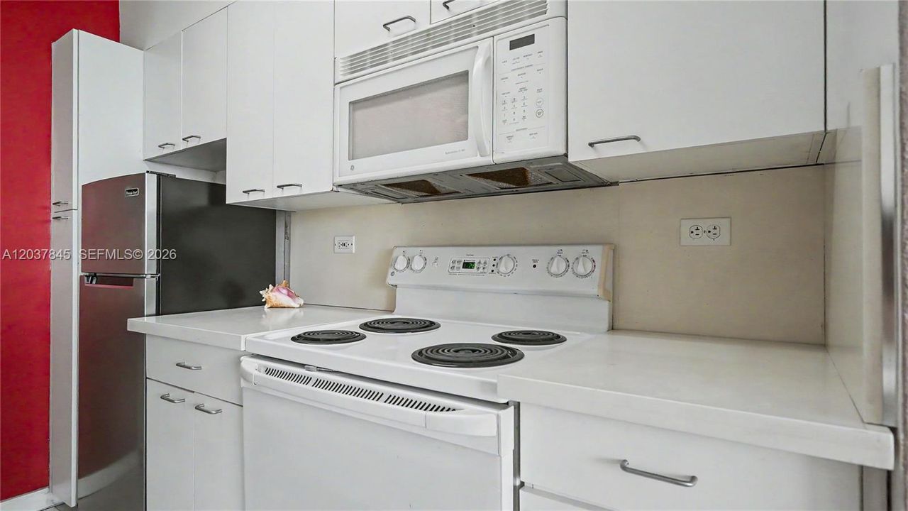 For Sale: $285,000 (0 beds, 1 baths, 472 Square Feet)