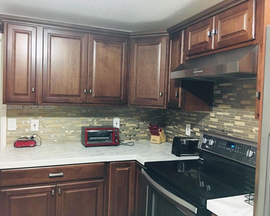 На продажу: $425,000 (2 спален, 2 ванн, 913 Квадратных фут)