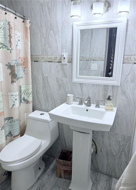 На продажу: $425,000 (2 спален, 2 ванн, 913 Квадратных фут)