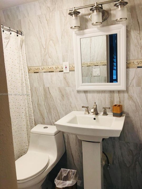На продажу: $425,000 (2 спален, 2 ванн, 913 Квадратных фут)