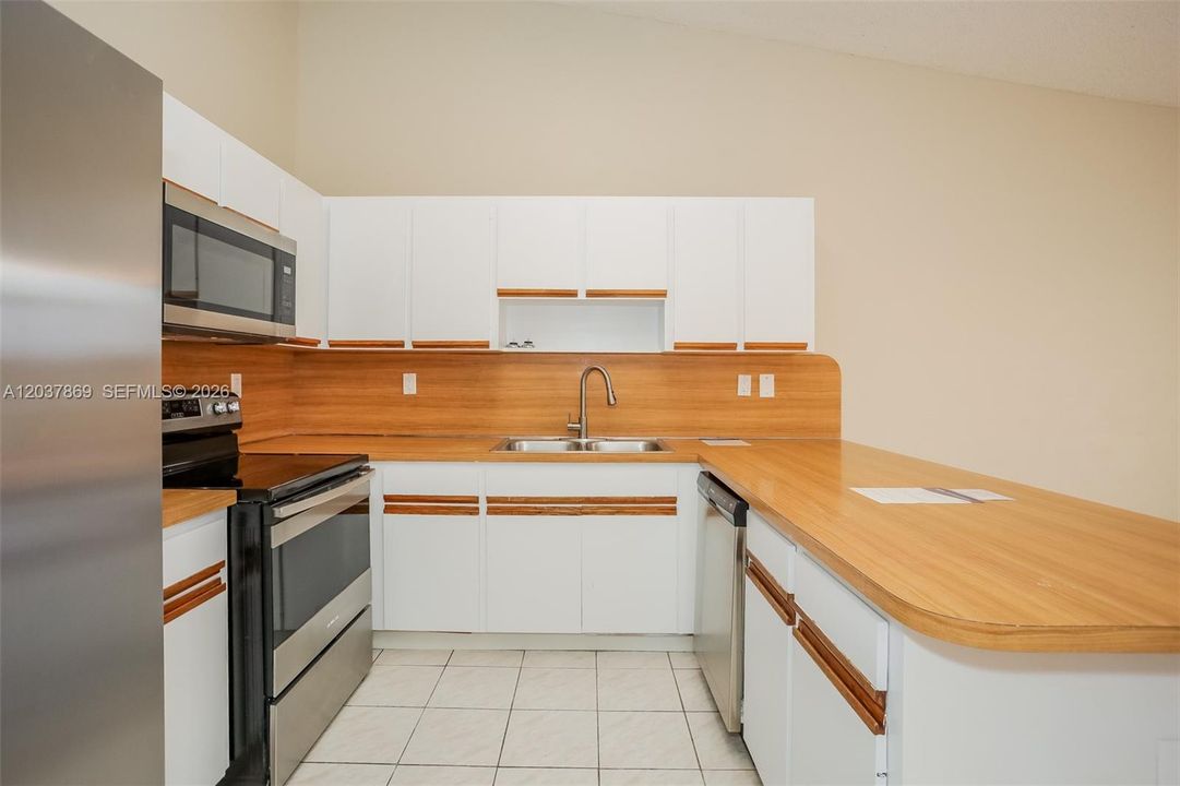 В аренду: $3,015 (3 спален, 2 ванн, 1602 Квадратных фут)