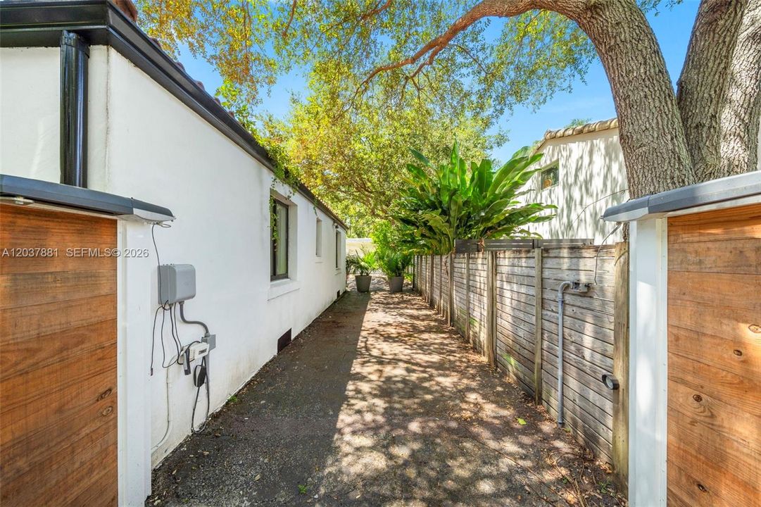 For Sale: $1,475,000 (3 beds, 2 baths, 1701 Square Feet)