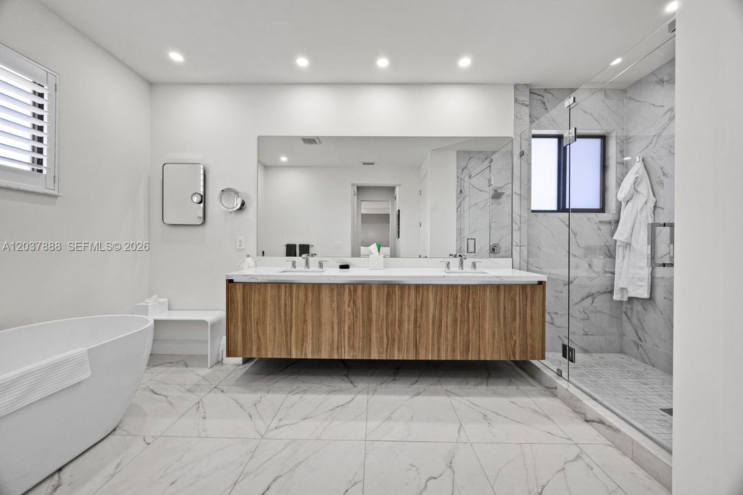 For Sale: $1,980,000 (5 beds, 4 baths, 3686 Square Feet)