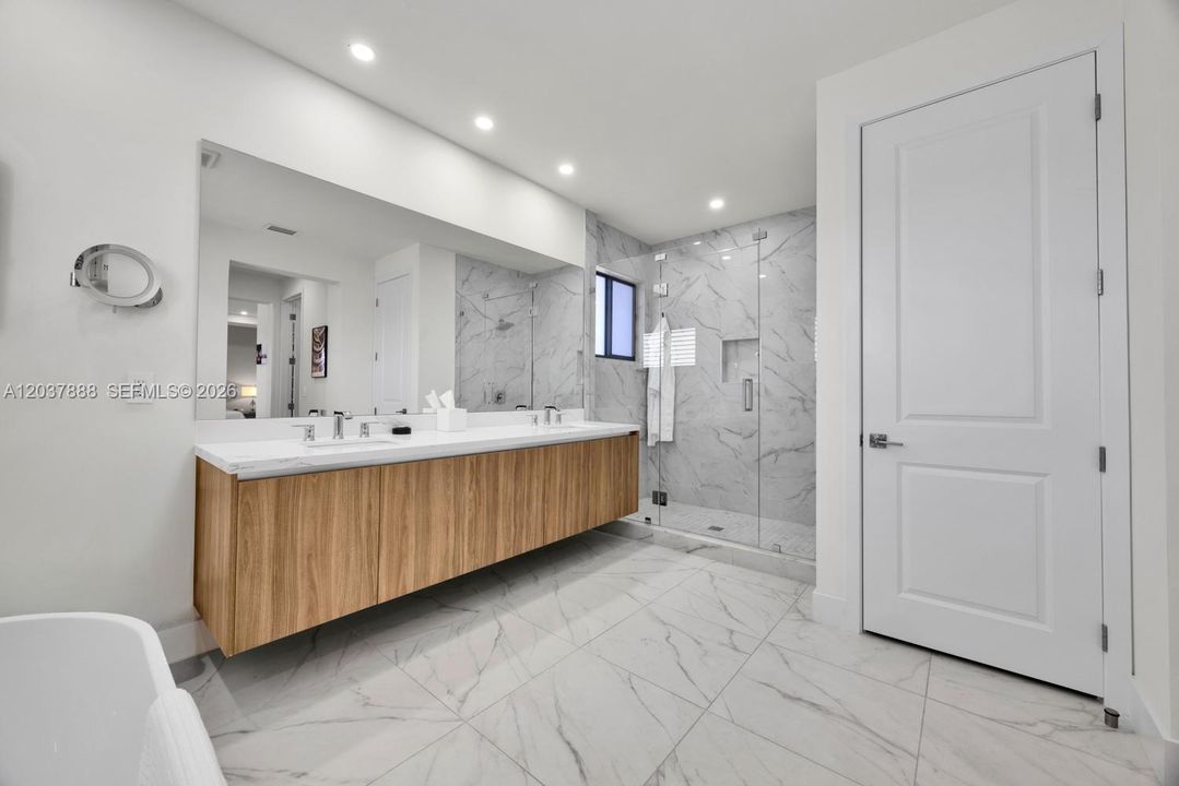 For Sale: $1,980,000 (5 beds, 4 baths, 3686 Square Feet)