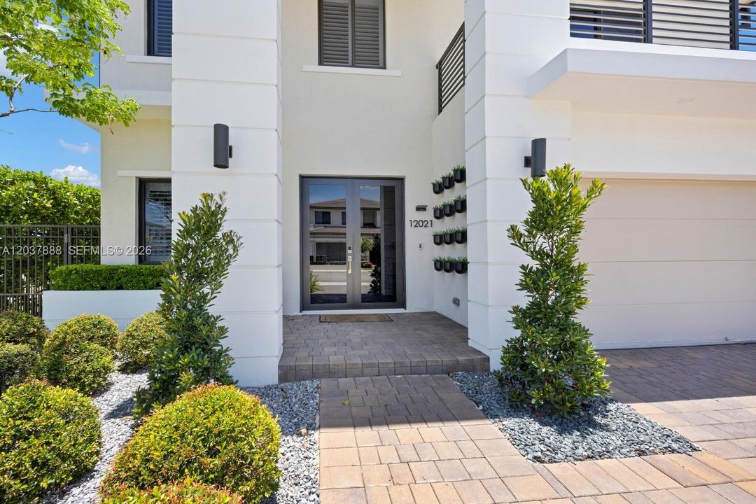 For Sale: $1,980,000 (5 beds, 4 baths, 3686 Square Feet)