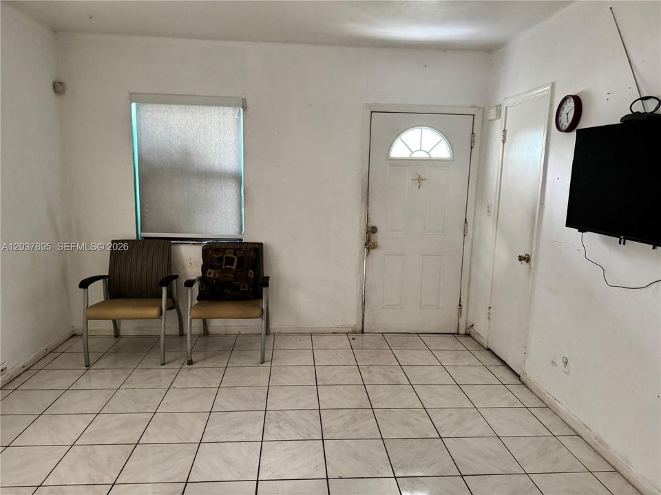 For Sale: $458,000 (3 beds, 1 baths, 1062 Square Feet)