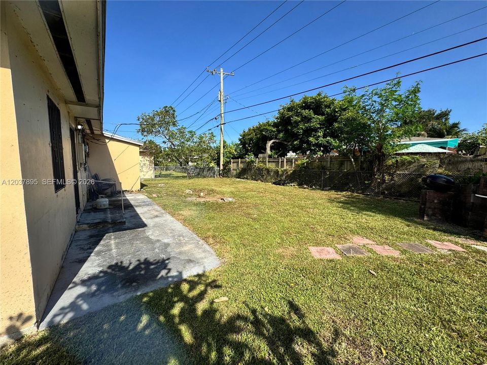 For Sale: $458,000 (3 beds, 1 baths, 1062 Square Feet)