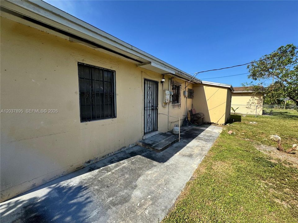For Sale: $458,000 (3 beds, 1 baths, 1062 Square Feet)