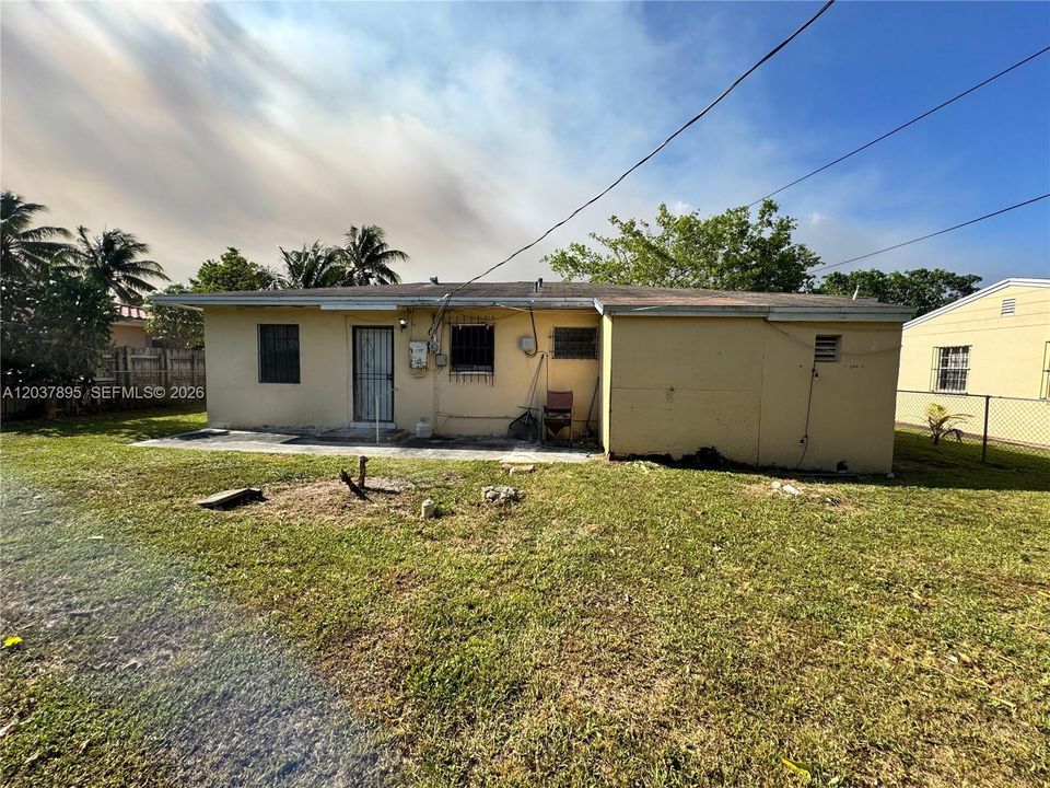 For Sale: $458,000 (3 beds, 1 baths, 1062 Square Feet)