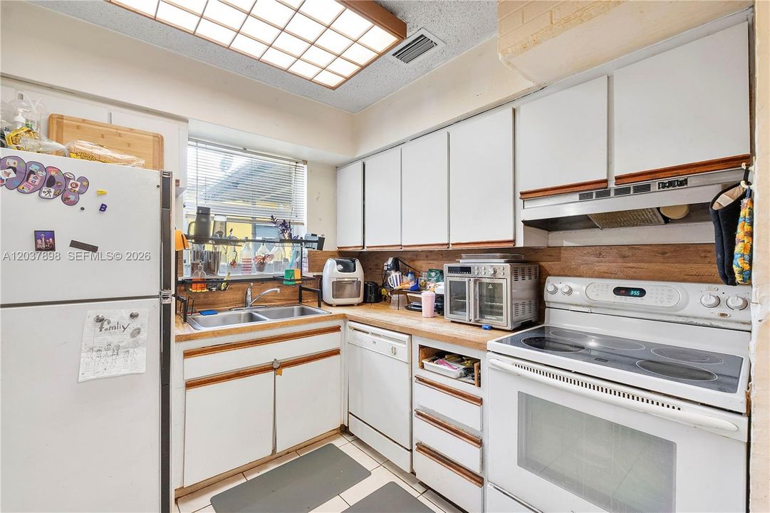 For Sale: $350,000 (3 beds, 2 baths, 1304 Square Feet)