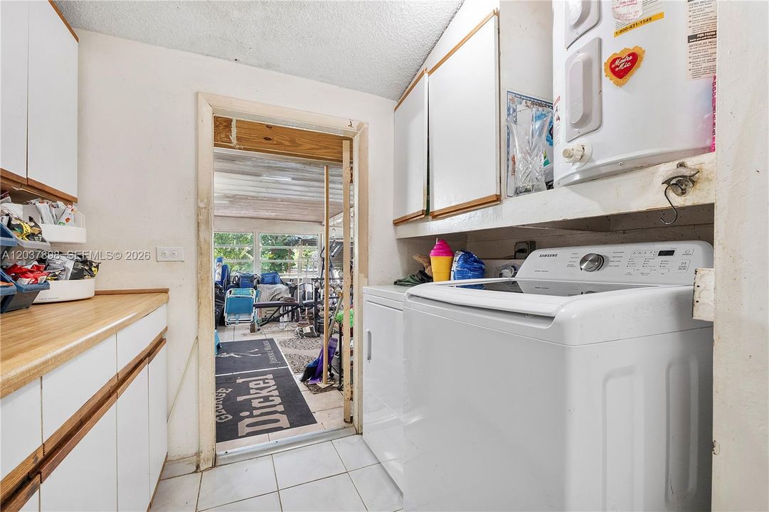 For Sale: $350,000 (3 beds, 2 baths, 1304 Square Feet)