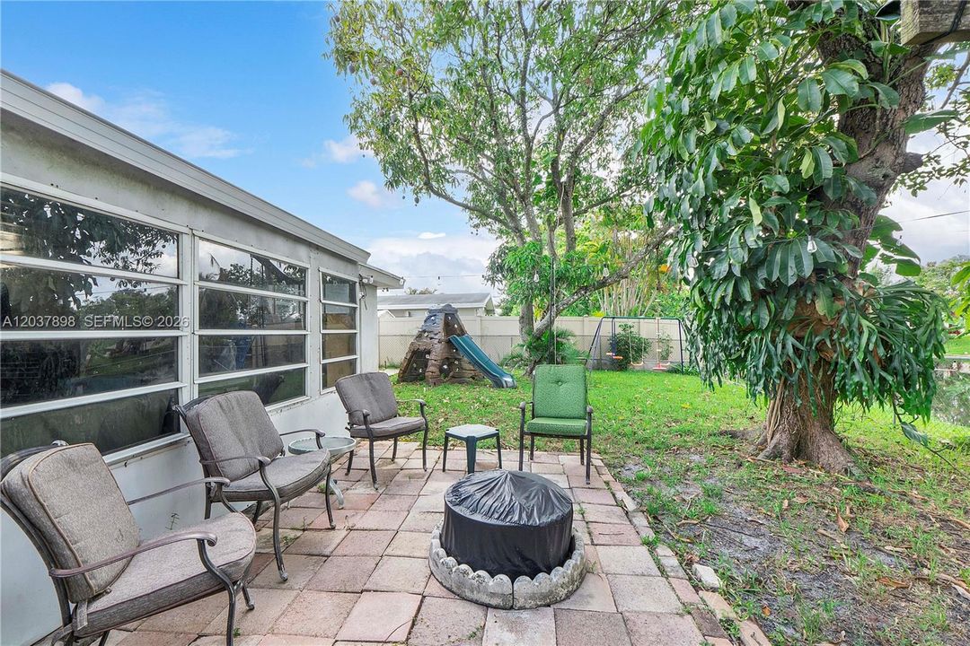 For Sale: $350,000 (3 beds, 2 baths, 1304 Square Feet)