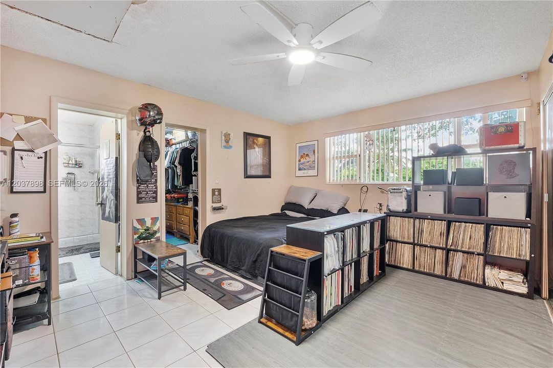 For Sale: $350,000 (3 beds, 2 baths, 1304 Square Feet)