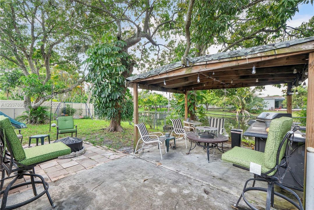 For Sale: $350,000 (3 beds, 2 baths, 1304 Square Feet)