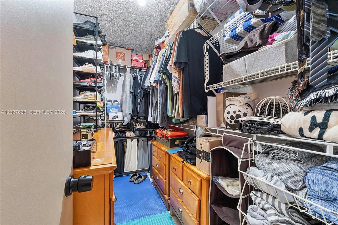 For Sale: $350,000 (3 beds, 2 baths, 1304 Square Feet)