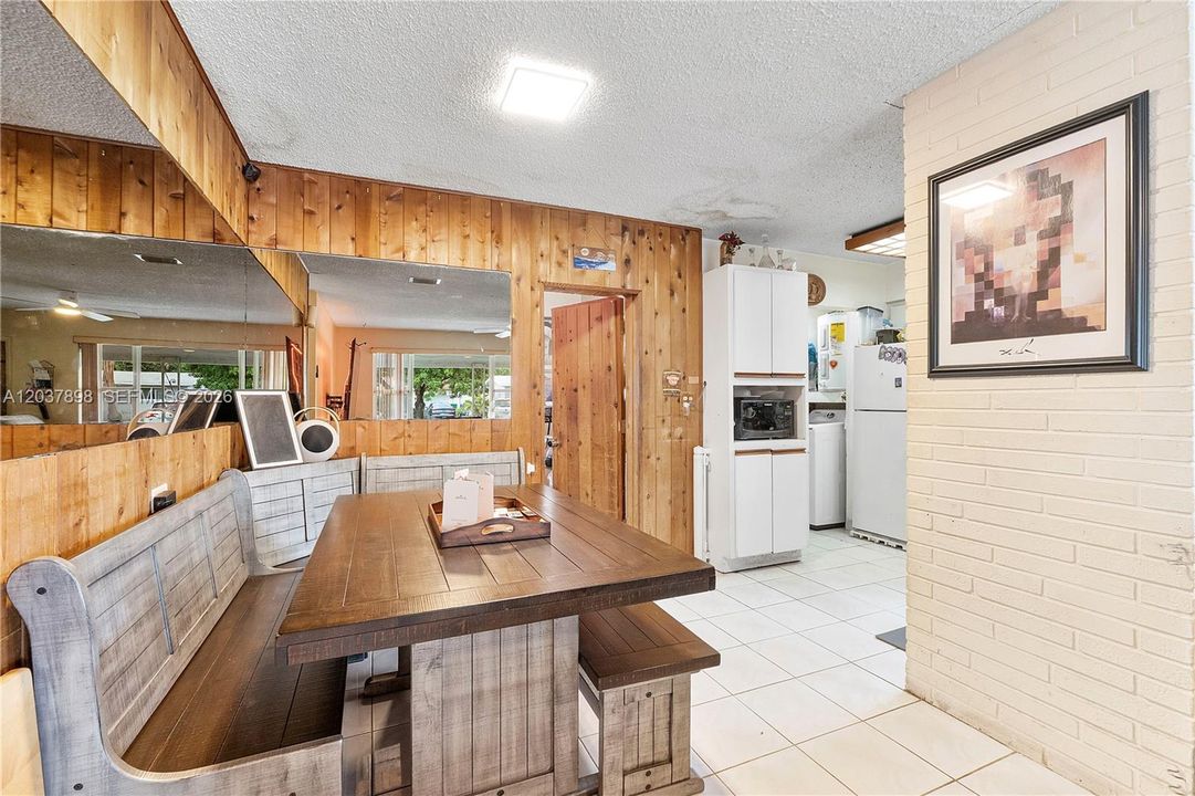 For Sale: $350,000 (3 beds, 2 baths, 1304 Square Feet)