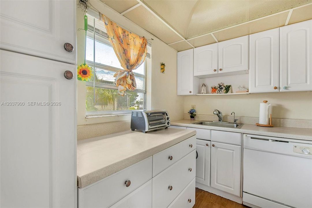 For Sale: $58,000 (2 beds, 2 baths, 883 Square Feet)