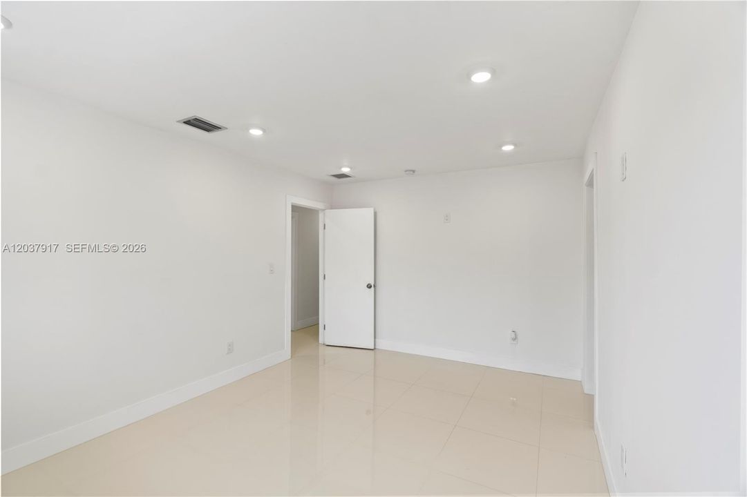 En Renta: $4,800 (4 camas, 2 baños, 1740 Pies cuadrados)