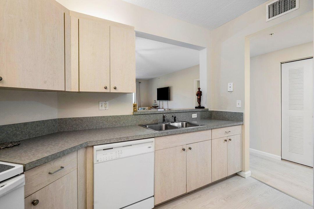 015-300UnoLagoDrive-JunoBeach-FL-33408-S