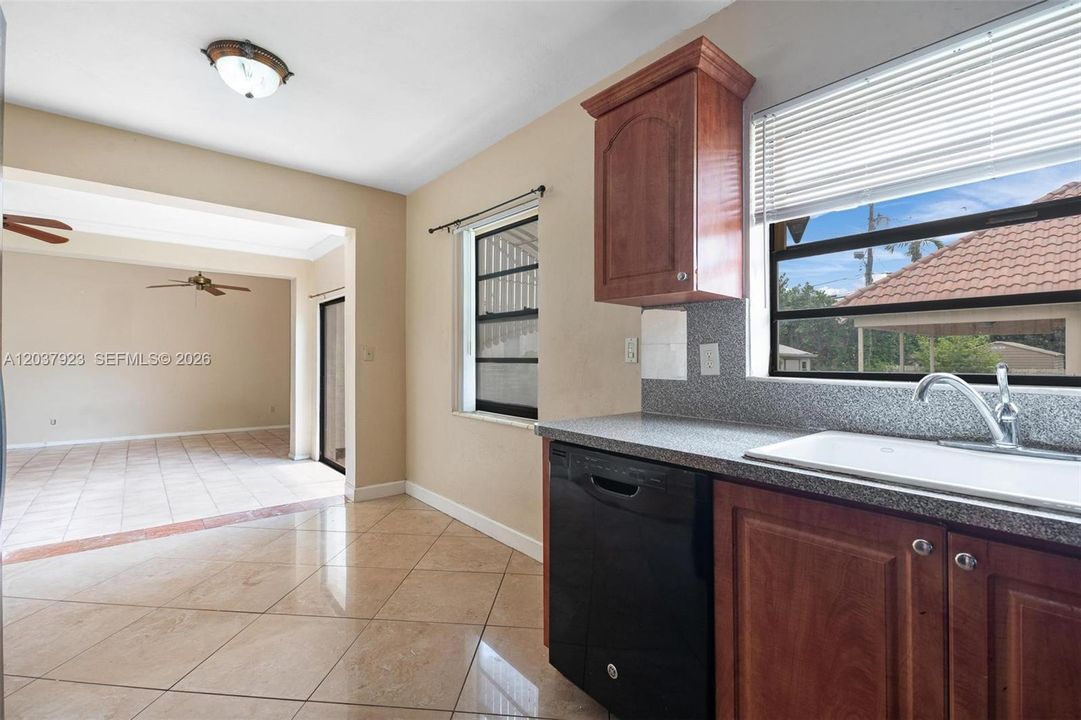 En Venta: $799,000 (3 camas, 2 baños, 1258 Pies cuadrados)