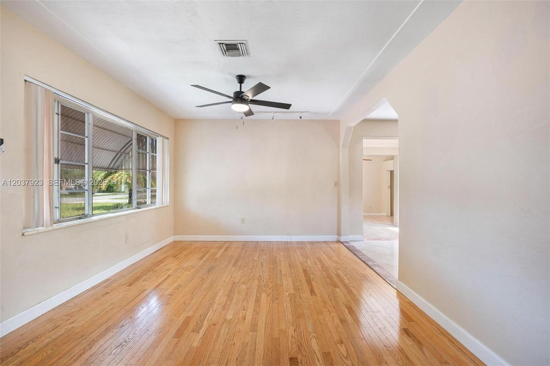 En Venta: $799,000 (3 camas, 2 baños, 1258 Pies cuadrados)
