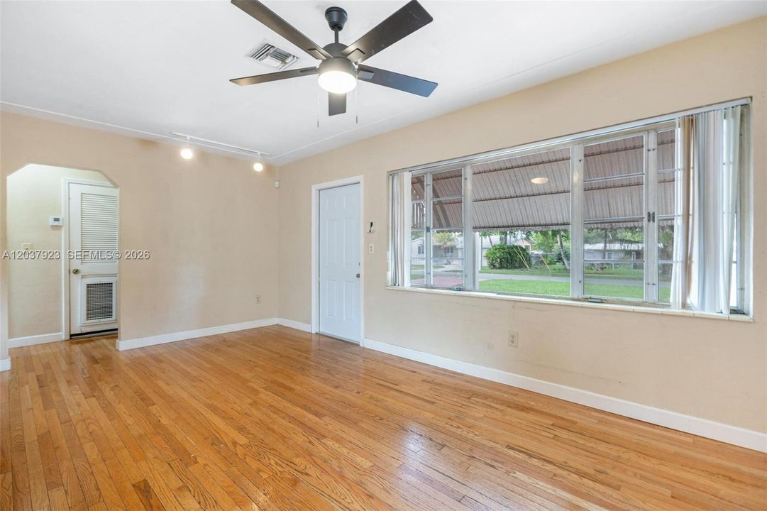 En Venta: $799,000 (3 camas, 2 baños, 1258 Pies cuadrados)