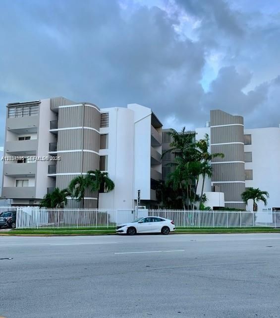 For Sale: $224,000 (1 beds, 1 baths, 721 Square Feet)