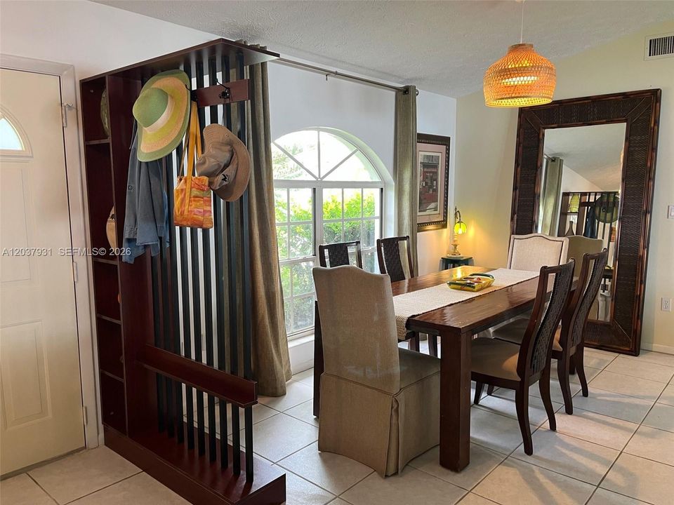 For Rent: $3,900 (3 beds, 3 baths, 2600 Square Feet)
