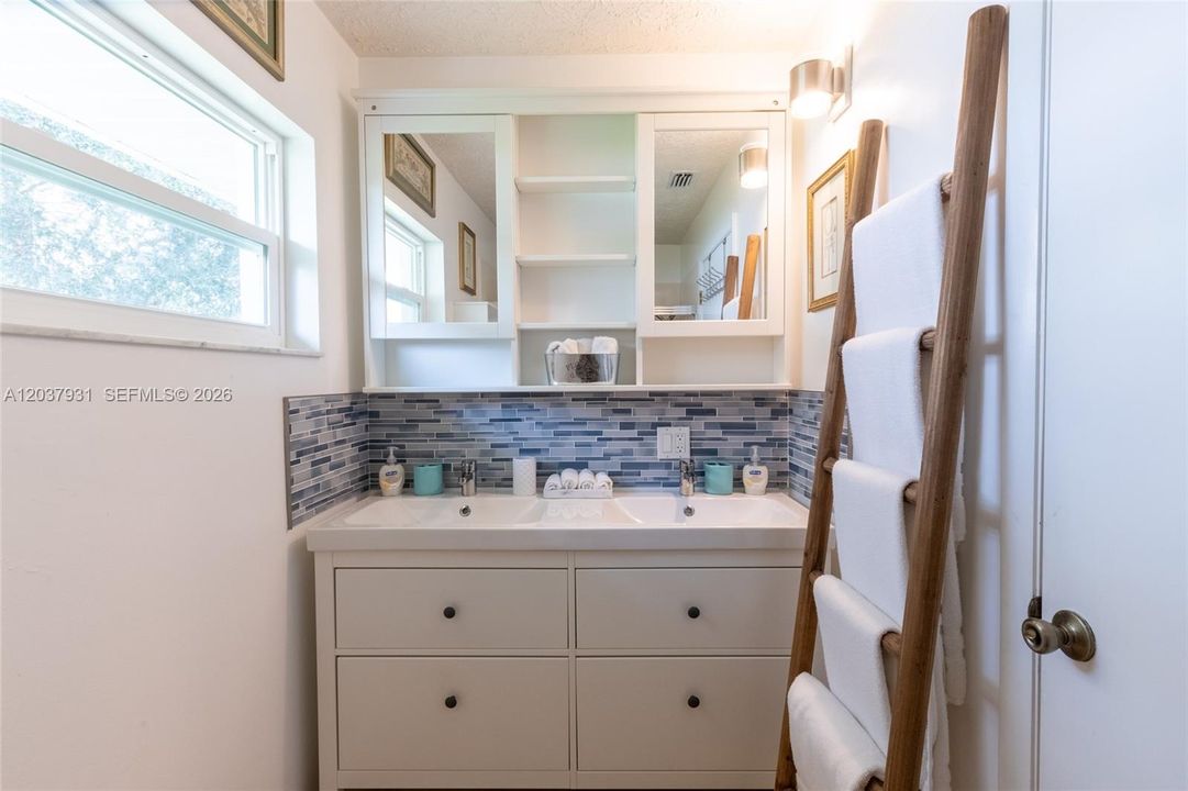For Rent: $3,900 (3 beds, 3 baths, 2600 Square Feet)