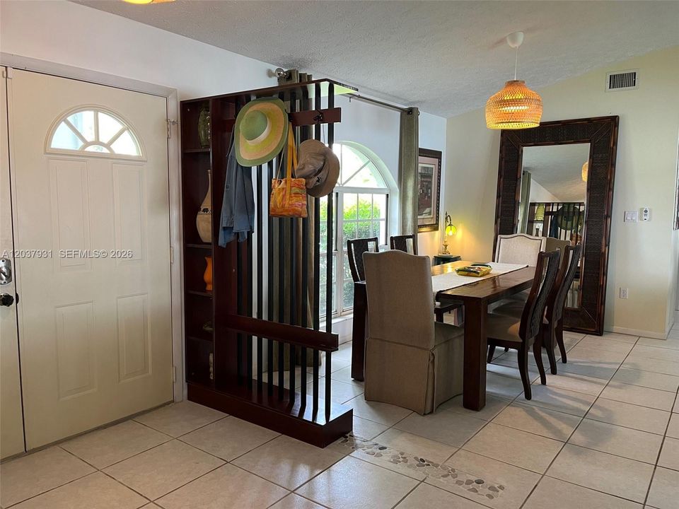 For Rent: $3,900 (3 beds, 3 baths, 2600 Square Feet)