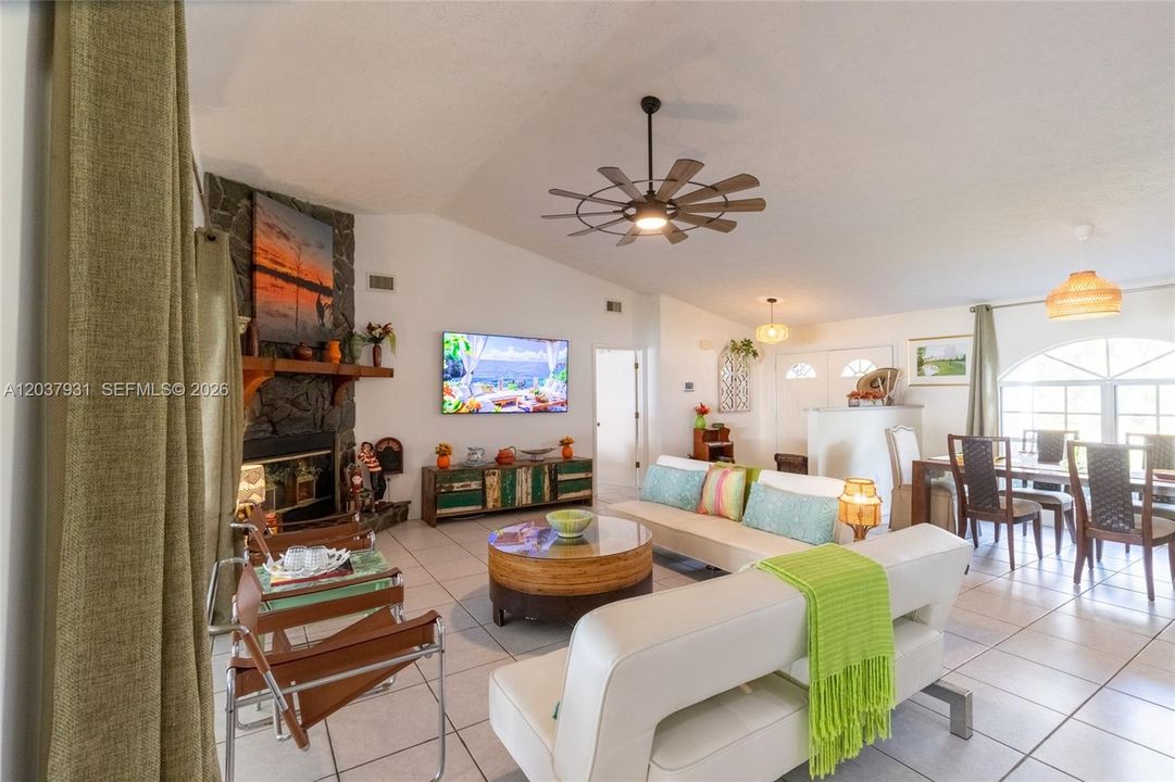 For Rent: $3,900 (3 beds, 3 baths, 2600 Square Feet)