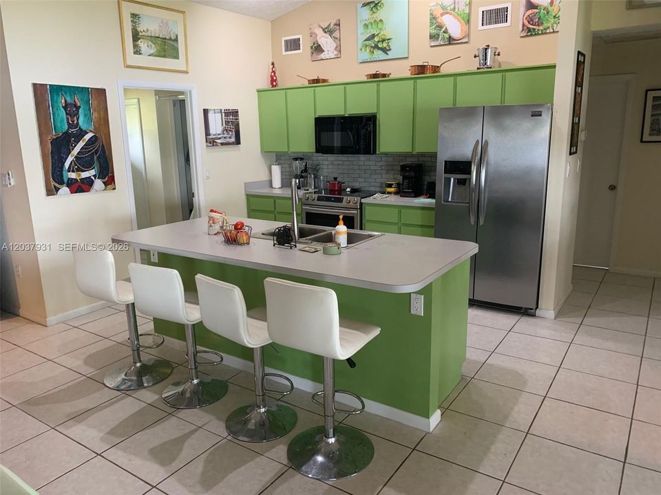 For Rent: $3,900 (3 beds, 3 baths, 2600 Square Feet)
