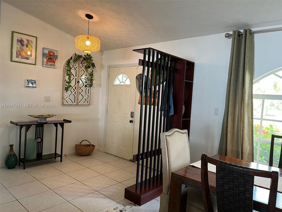 For Rent: $3,900 (3 beds, 3 baths, 2600 Square Feet)